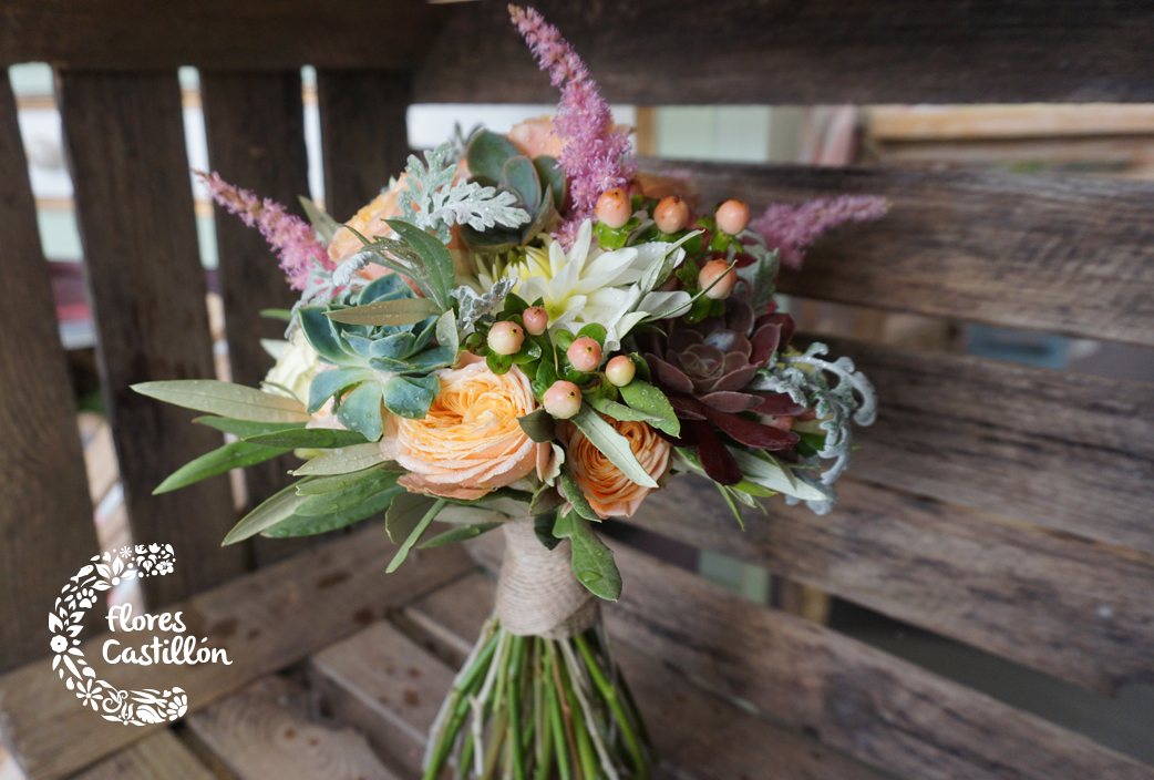 RAMO-DE-NOVIA-CON-DALIAS,-ASTILBE,-HIPERICUN,-SUCULENTAS-Y-ROSAS