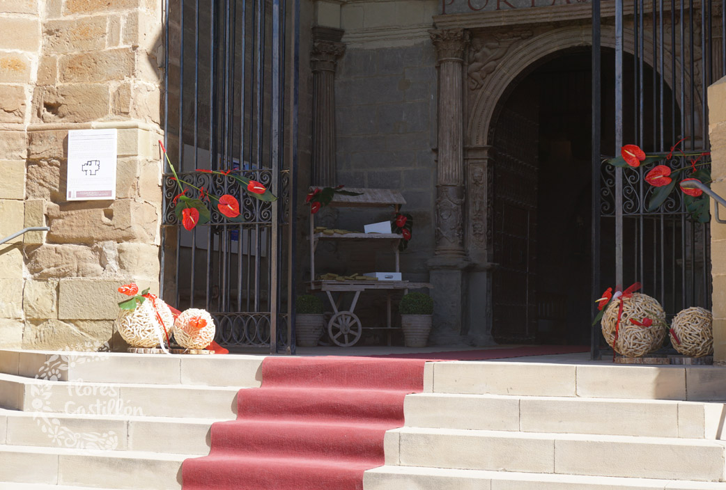 puerta-de-iglesia-decorada-para-boda