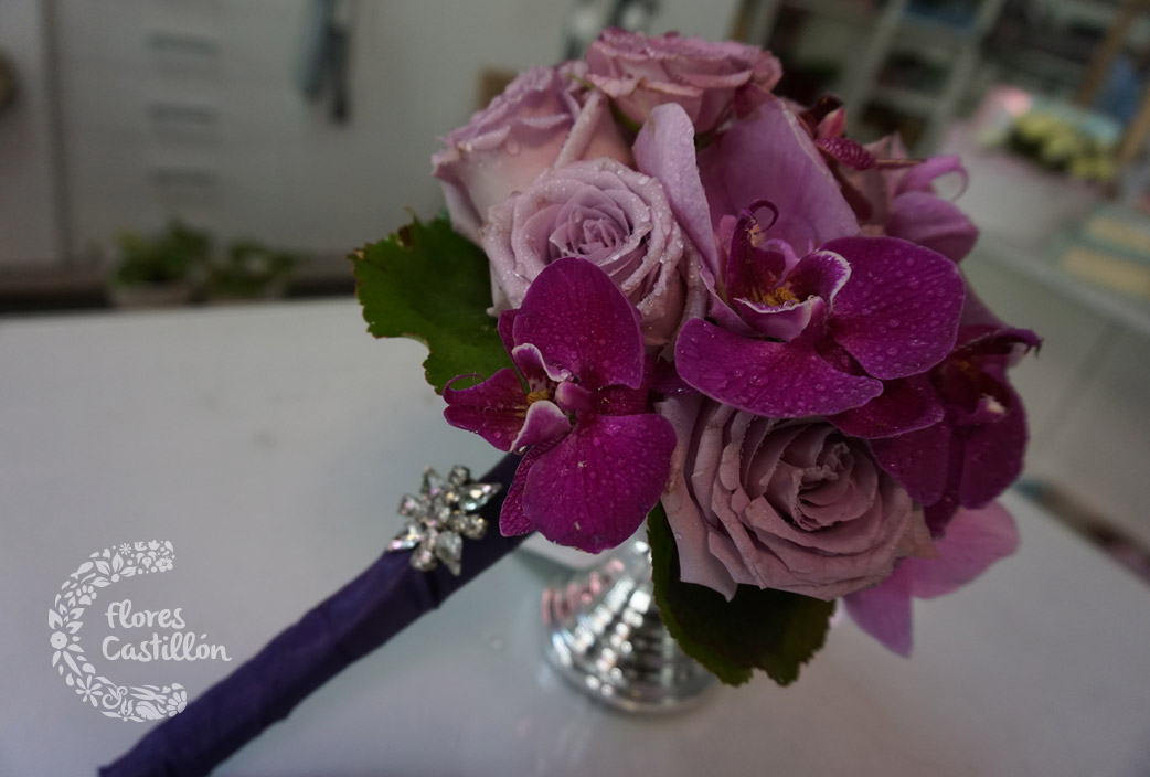 ramo-de-novia-en-tonos-lila-con-orquídeas-y-rosas