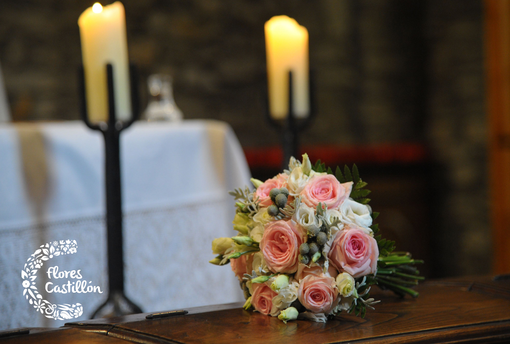 RAMO-DE-NOVIA-CON-CINERARIA-Y-ROSAS