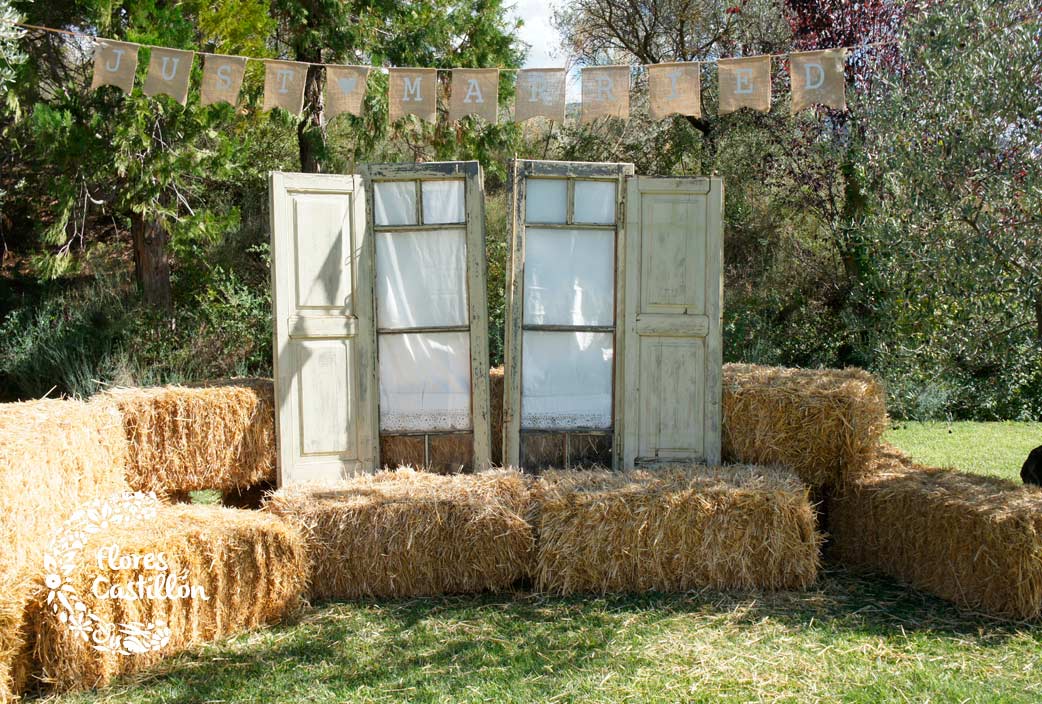 photocall-con-ventanales-y-pacas-de-paja