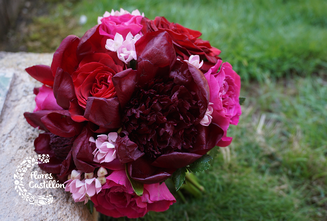 RAMO-DE-NOVIA-CON-PEONIAS-Y-ROSAS