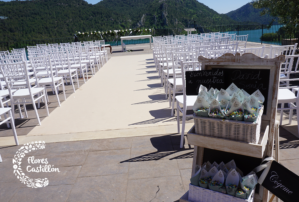 PAPELINAS-PARA-PETALOS-EN-UNA-BODA-ROMANTICA-CAMPESTRE