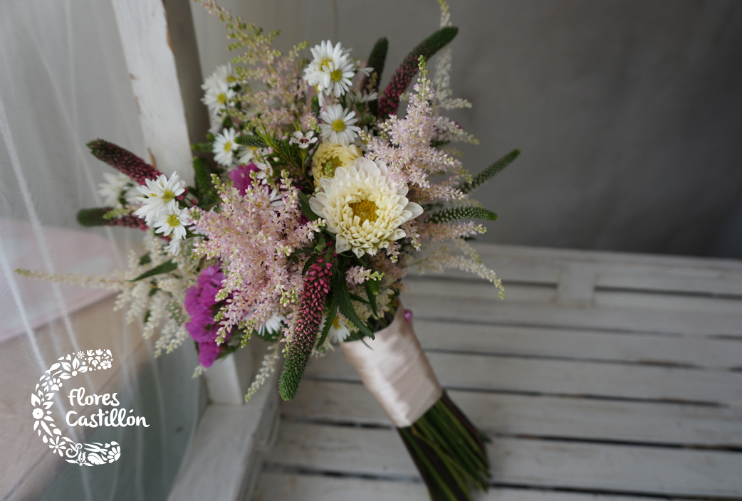 RAMO-DE-NOVIA-CON-DALIAS,-VERÓNICA,ASTILBE,-ASTRANTIA,LIMONIUM