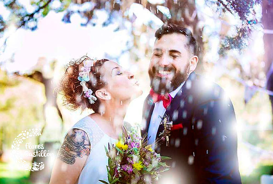 pareja de novios de boda campestre