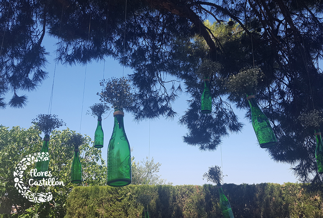 BOTELLAS-COLGADAS-DE-LOS-ÁRBOLES-PARA-BODA-VINTAGE