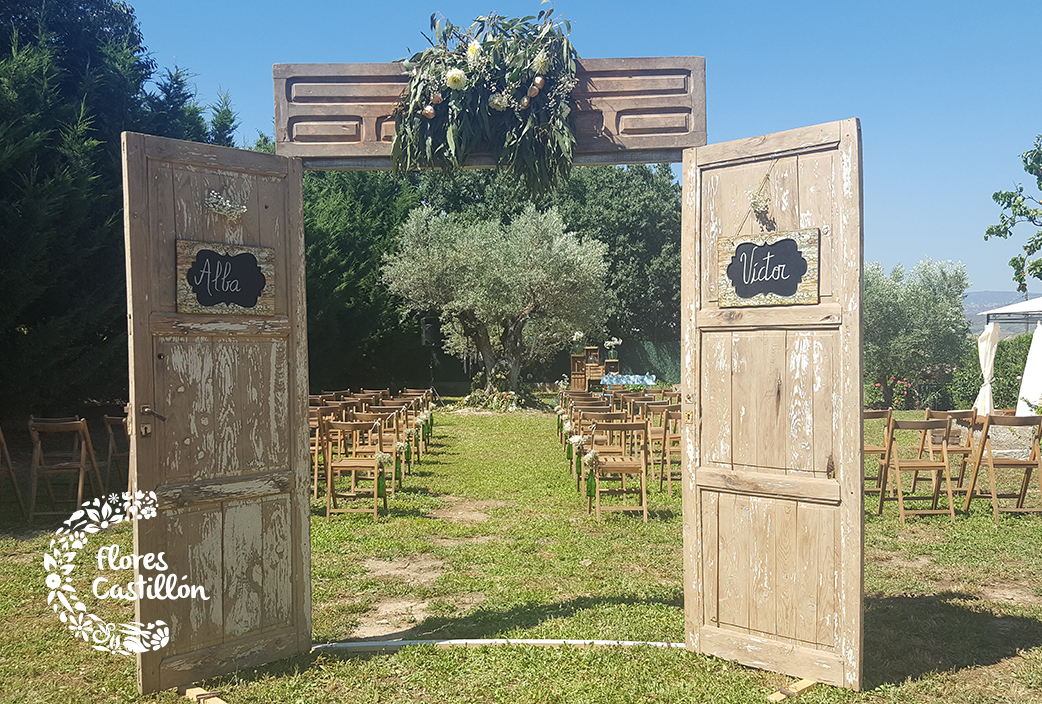 ENTRADA-POR-PUERTAS-ANTIGUAS-A-BODA-VINTAGE