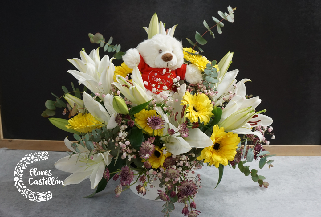 CENTRO-DE-FLORES-CON-LILIUM-ORIENTAL,-GERBERAS-Y-ASTRANTIA