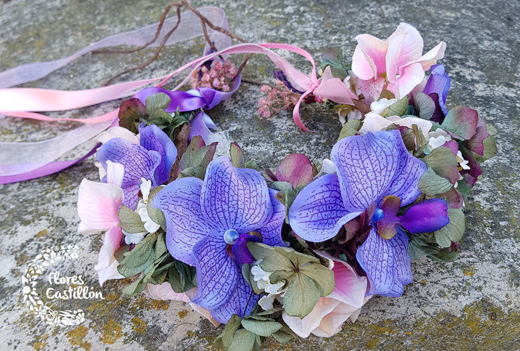 DIADEMA-PARA-INVITADA-DE-BODA-DE-FLORES-DE-TELA