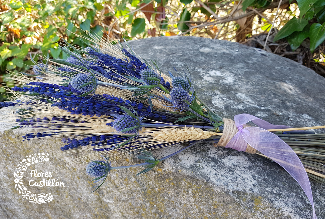 RAMO-DE-NOVIA-DE-ERYNGIUM,-LAVANDA-Y-ESPIGAS