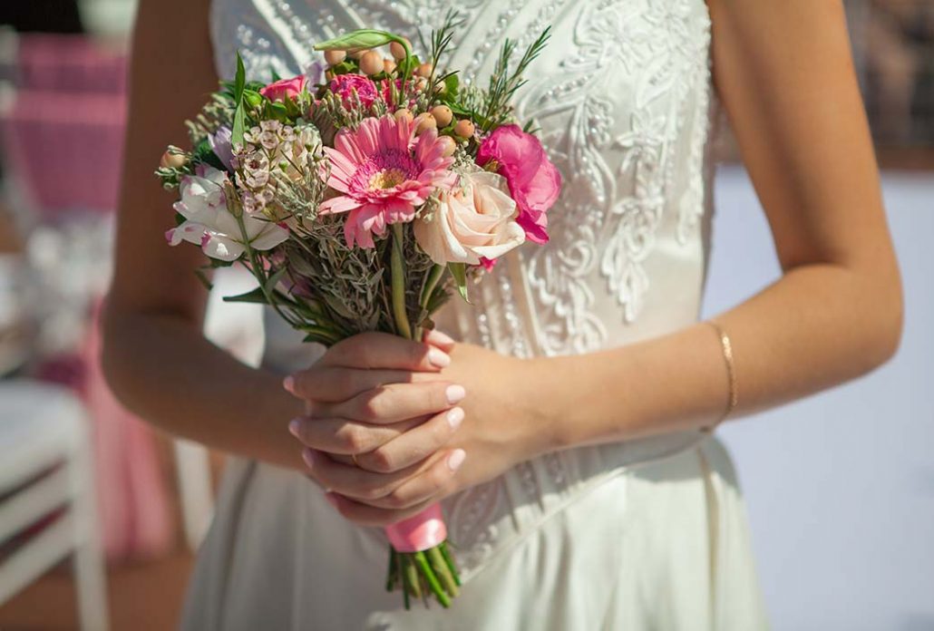 novia con un ramo de flores