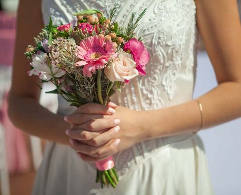 novia con un ramo de flores