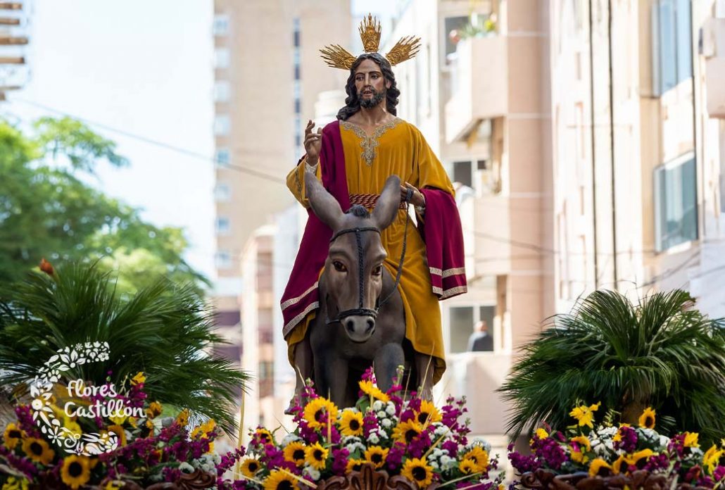 paso de Semana Santa adornado con flores