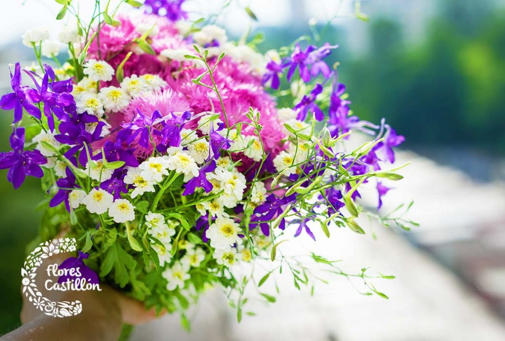 Ramo de flores moradas, rosas y blancas.